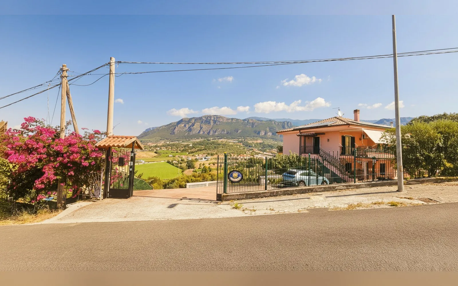 Una delle strade di collina intorno a Giungano, con la campagna cilentana e i monti sullo sfondo