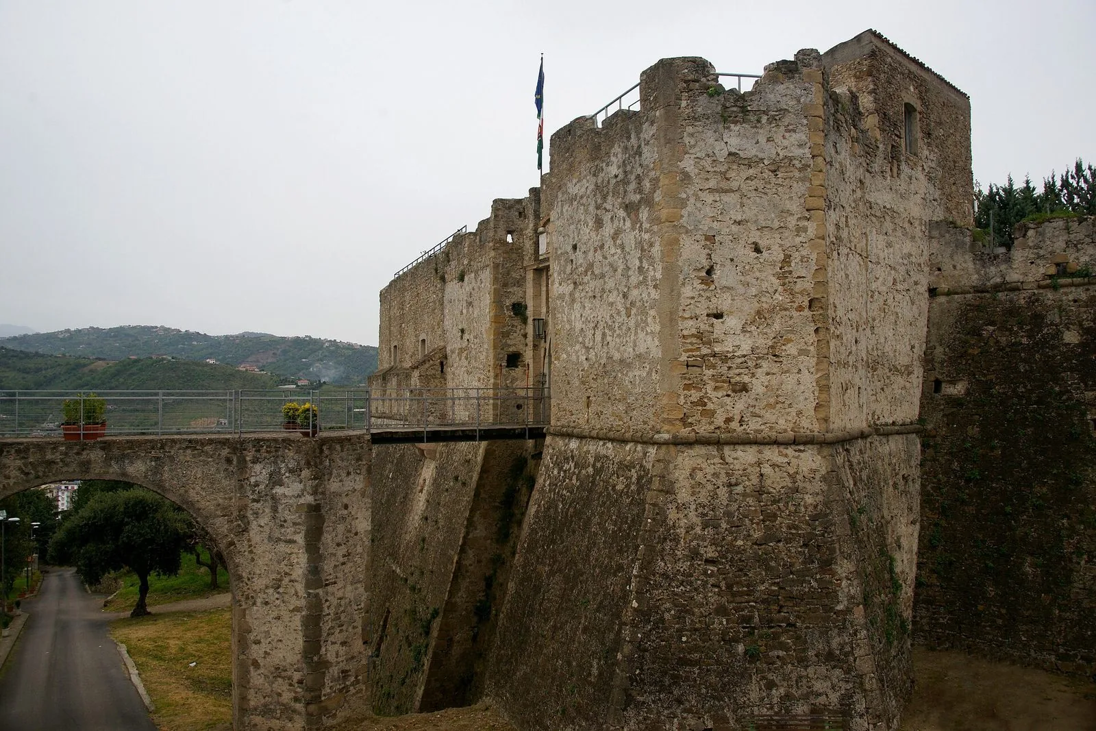 Il Castello Angioino Aragonese di Agropoli visto dal basso, con le mura sul promontorio a picco sul mare