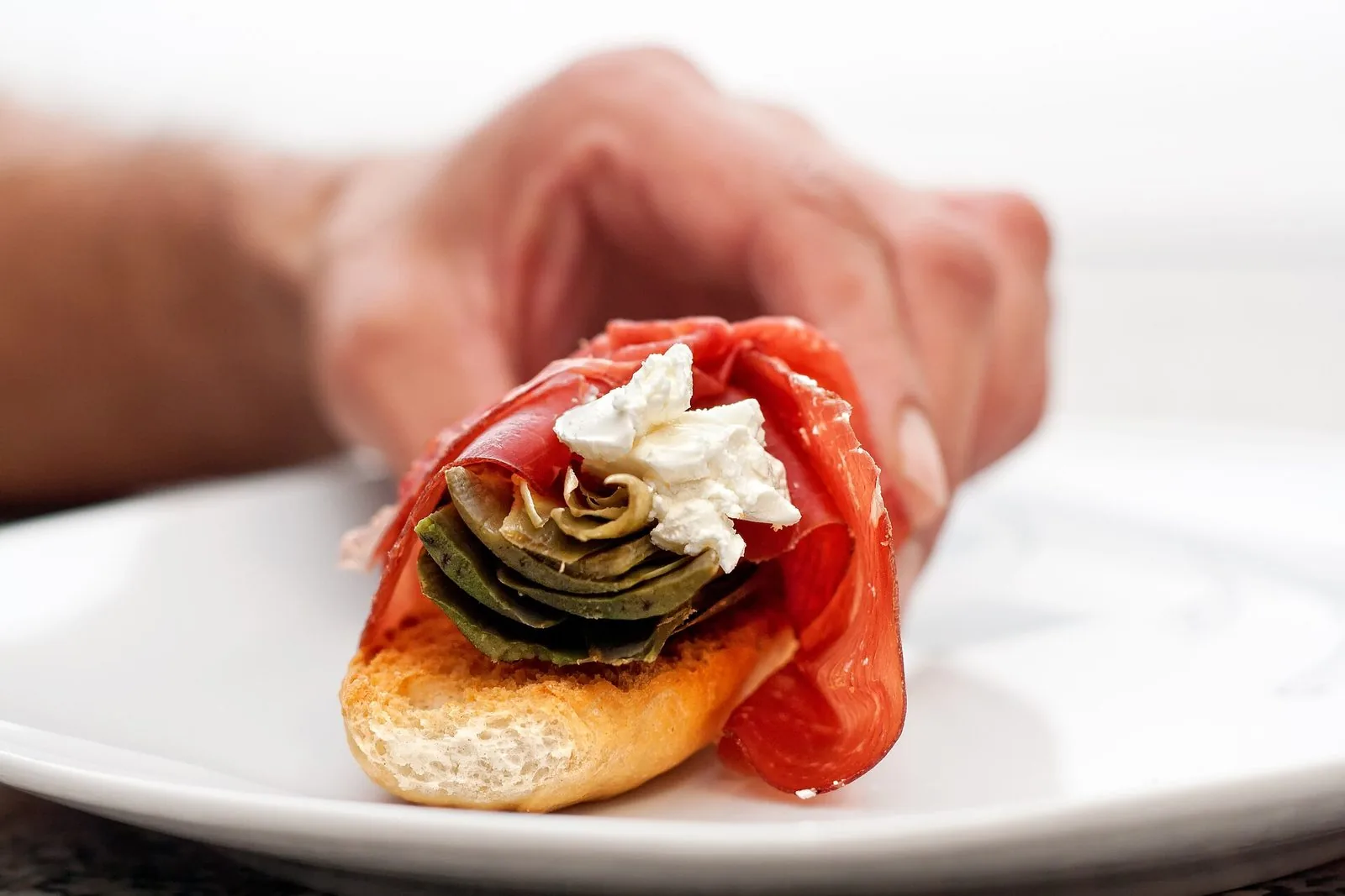 Carciofi tondi di Paestum appena raccolti, con le teste sferiche e le foglie verdi serrate