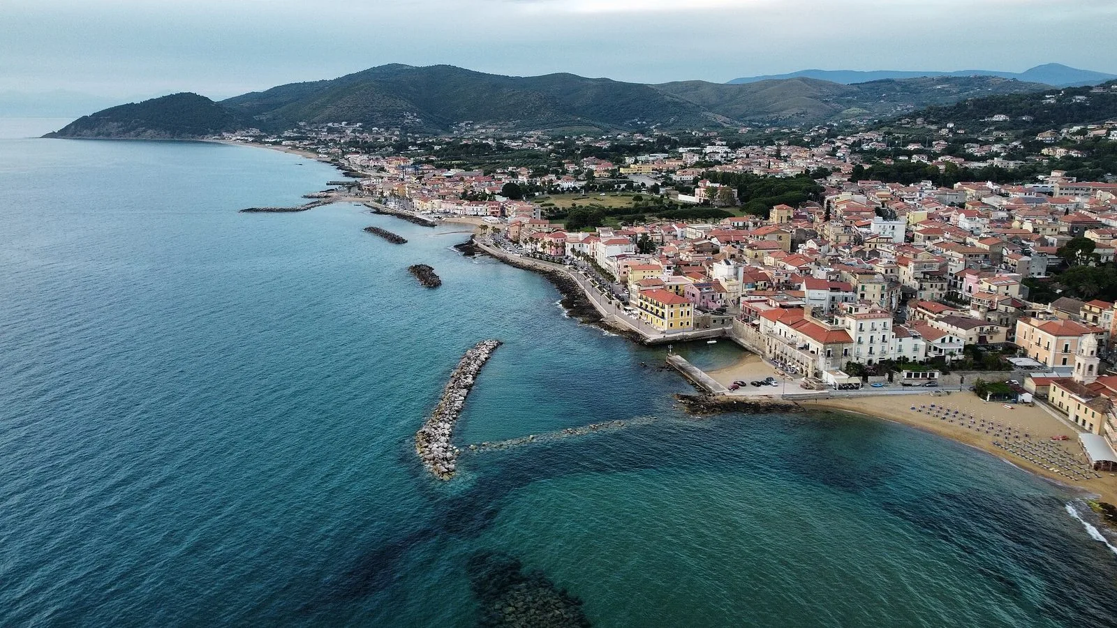 Santa Maria di Castellabate vista dall'alto, con il lungomare e il porto affacciati sulla costa cilentana