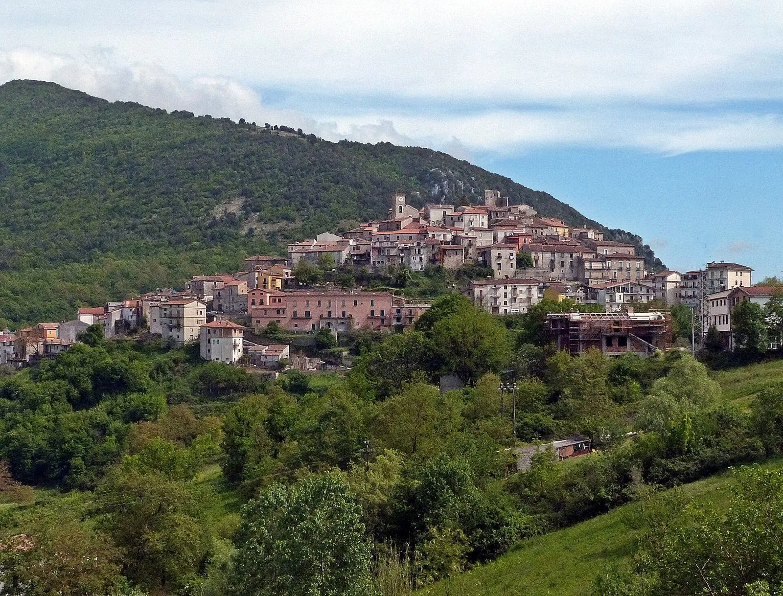 Paesaggio collinare del Cilento in primavera, con prati verdi in fiore e la piana di Paestum sullo sfondo
