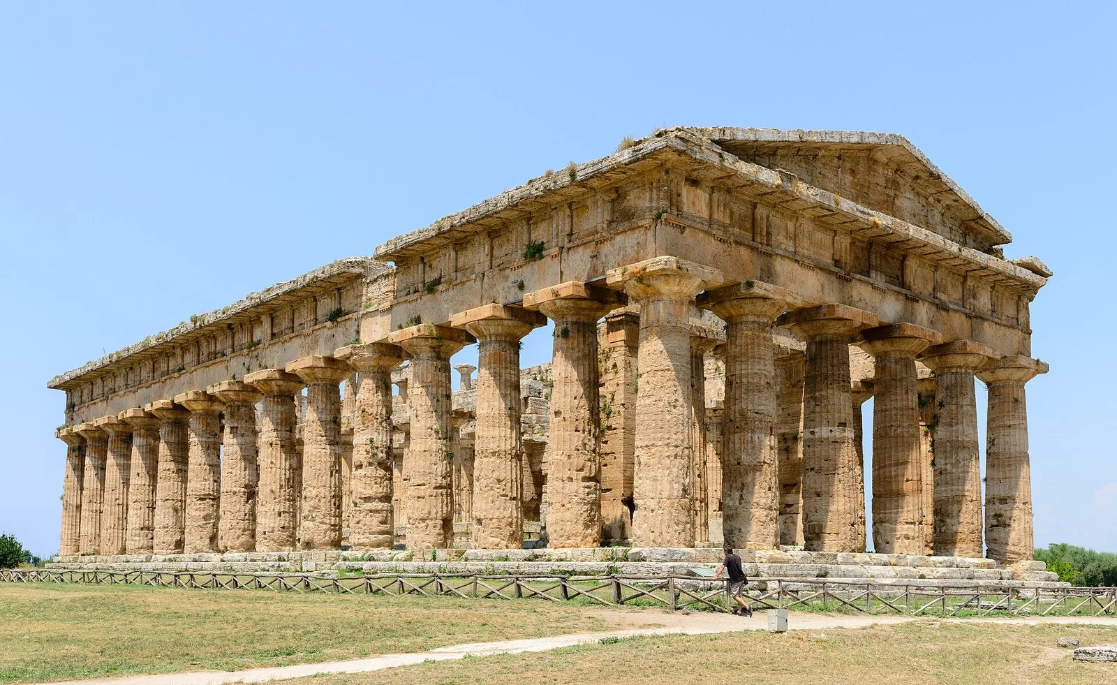 Il tempio dorico detto di Nettuno nell'area archeologica di Paestum, con il colonnato integro visto di tre quarti