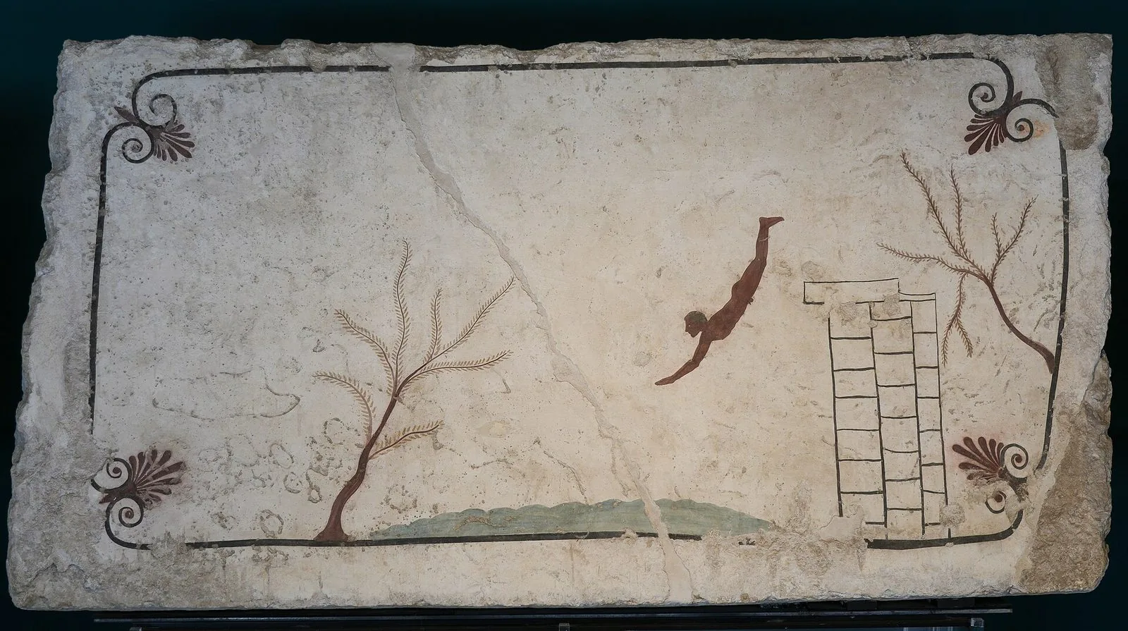 La lastra di copertura della Tomba del Tuffatore di Paestum, con il giovane che si slancia verso l'acqua da una struttura di legno