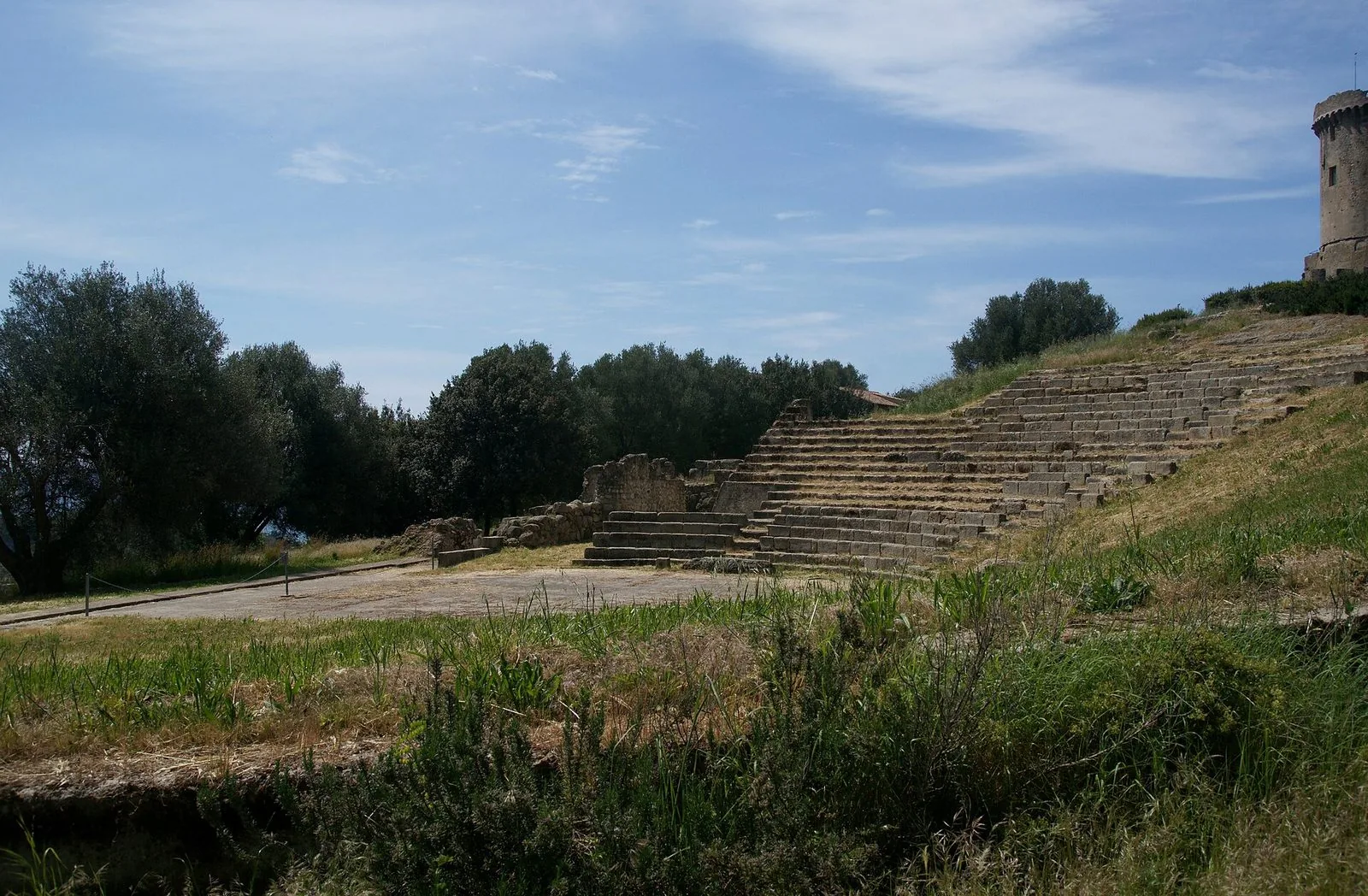 Rovine dell'area archeologica di Velia con la torre medievale che domina l'acropoli dell'antica Elea